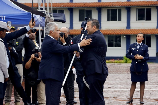 José Raúl Mulino entrega el mando de la Policía Nacional a Jaime Fernández. Foto: Víctor Arosemena