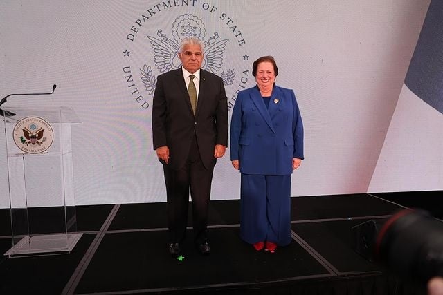 El presidente José Raúl Mulino y la Embajadora de Estados Unidos en Panamá, Mari Carmen Aponte. Foto: @usembpan