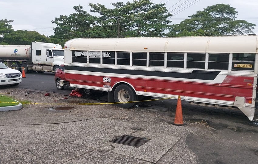 El cuerpo del hombre quedó encima de la parte frontal de la camioneta, quedando aprisionado con la parte de atrás del bus. Foto. Diomedes Sánchez