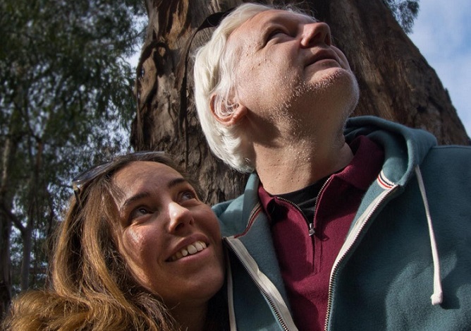 Julian Assange con su mujer, Stella Assange, tras conseguir la libertad. Foto: EFE