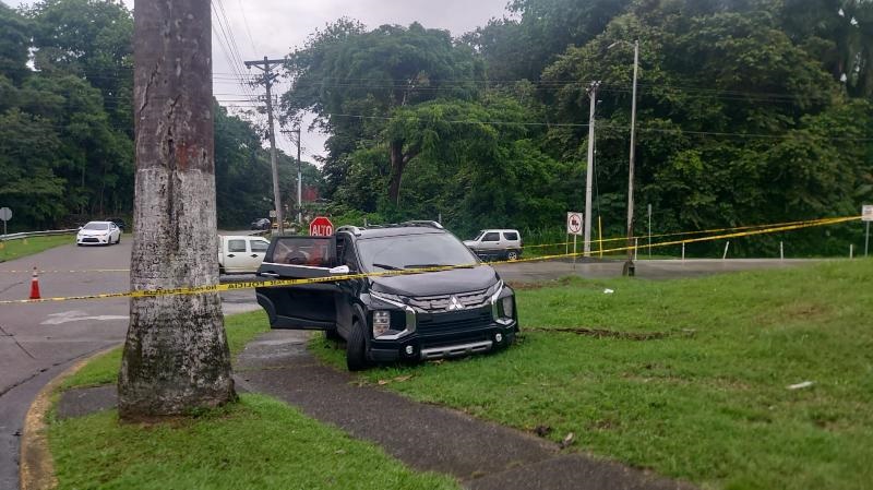 Dentro del vehículo negro se encontró un arma de fuego. Foto: DiomedesSánchez 