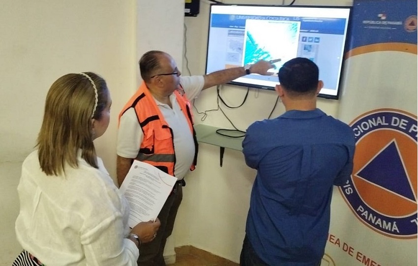 La gobernadora Aixa Sanrramaría, junto y al director regional de Sinaproc, Reyes Pimentel , hacen las evaluaciones sobre el sismo y su réplicas en Chiriquí. Foto. Cortesía Sinaproc