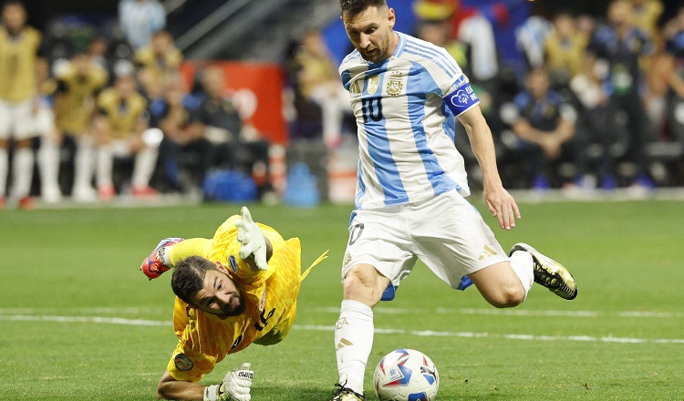 Messi de Argentina (der.) intenta evadir a Maxime Crepeau portero de Canadá durante el partido de ronda regular de Copa América Foto: EFE