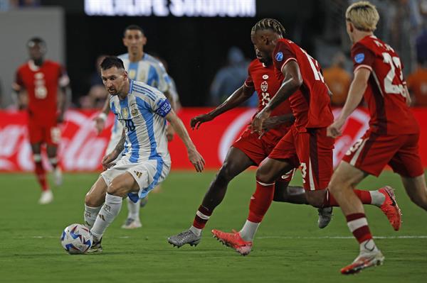 Messi  de Argentina (10) es marcado por jugadores de Canadá. Foto: EFE