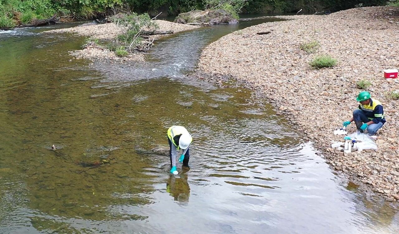    Colaboradores tomando muestras de los ríos dentro del área de concesión. Foto/Tomada de cobrepanama.com