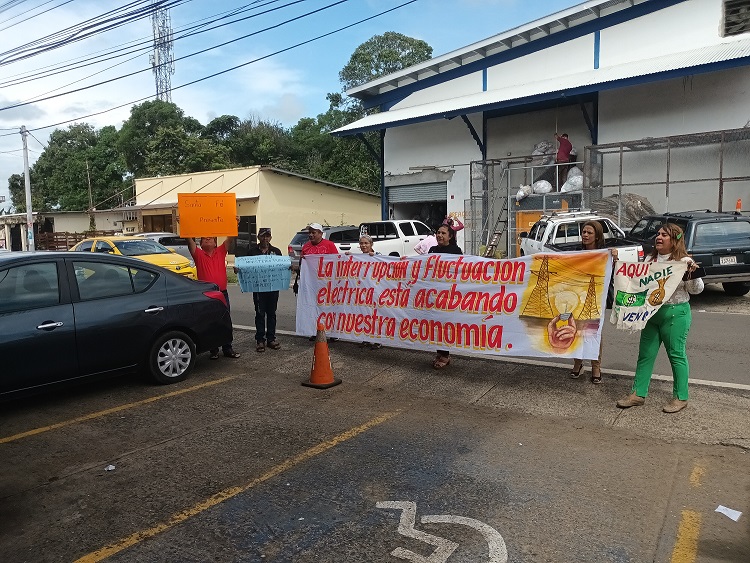 Se quejan de los frecuentes apagones que han causado daños a equipos en todo el país. Foto: Melquiades Vásquez 