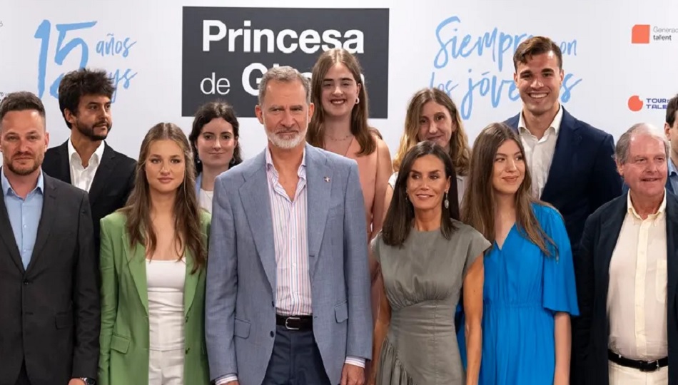 La princesa Leonor (i), el Rey Felipe VI, la Reina Letizia (2d) y la Infanta Sofía (d). Foto: EFE / David Borrat