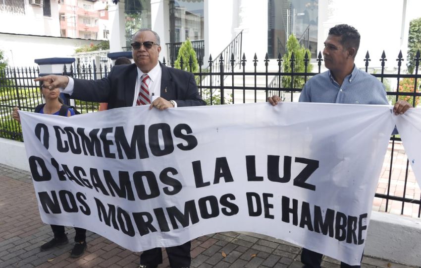 El abogado Silvio Guerra presentó la denuncia ante la Procuraduría General de la Nación. Foto: Víctor Arosemena