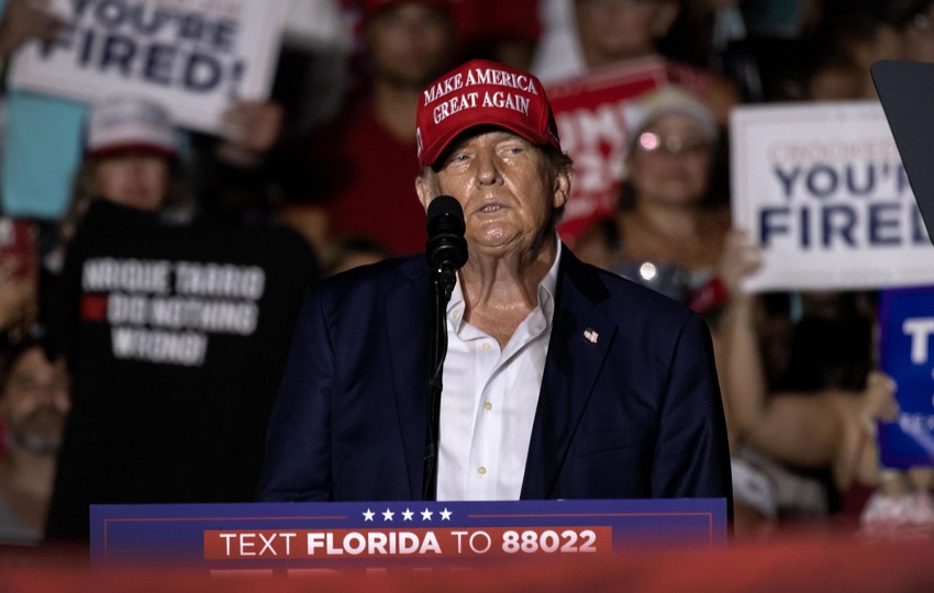 El expresidente de EE.UU. Donald Trump pronuncia un discurso durante un evento de campaña en el resort Trump National Doral Miami. Foto: EFE