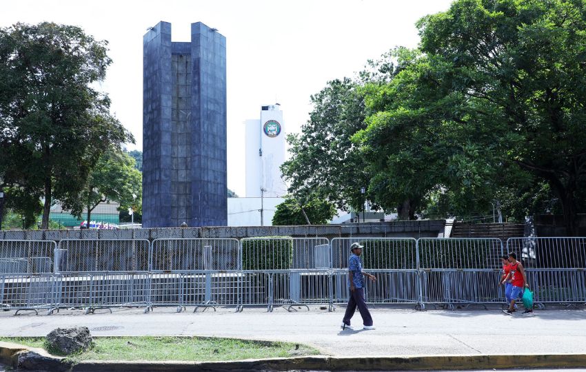 Las vallas fueron colocadas para protección cuando se den manifestaciones. Foto: Cortesía 