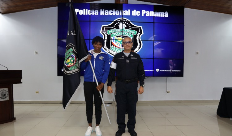 Atheyna Bylon recibió el estandarte de la Policía Nacional. Foto: Cortesía