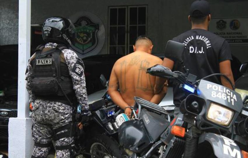 Detenido salvadoreño presunto miembro de la pandilla o mara Barrio 18. Foto: Cortesía