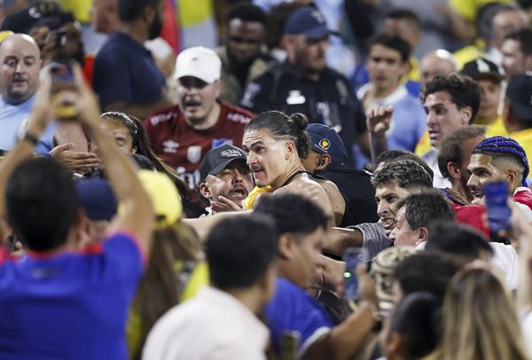 Darwin Núñez de Uruguay (cent.) se pelea con los fanáticos, luego del partido contra Colombia en la semifinal de la Copa América. Foto: EFE