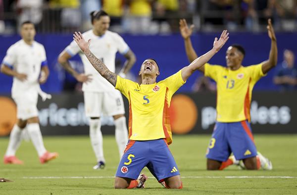 Kevin Castaño (5) y Yerry Mina (13) de Colombia celebran su pase  a la final de la Copa América ante Uruguay. Foto: EFE