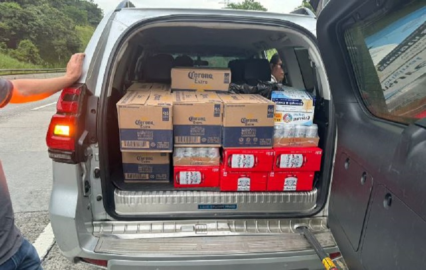 Los inspectores de aduanas en Colón, lograron el decomiso de 68 cajas de cerveza, 30 cajas de licor tipo gim y una caja de ron sin la debida documentación que acredite su tendencia legal. Foto. Cortesía