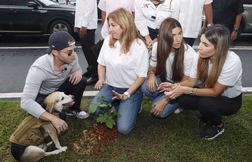 El alcalde Mayer Mizrachi, la primera dama Maricel de Mulino y sus hijas participaron en la actividad. Foto: Víctor Arosemena