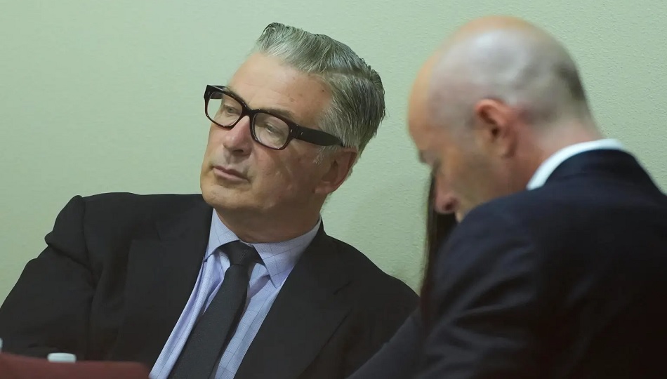  Alec Baldwin (i) asiste a su juicio por homicidio involuntario en el Tribunal de Distrito del Condado de Santa Fe, en Santa Fe, Nuevo México, EE.UU. Foto: EFE/EPA/Ramsay De Dar