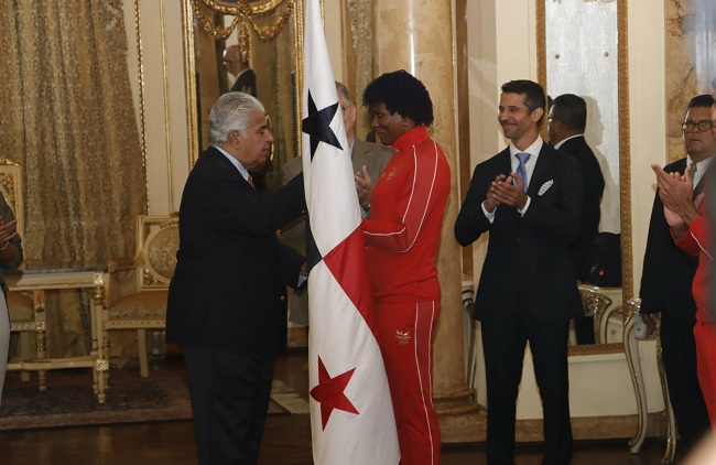 Momento en que el presidente entrega la bandera a Atheyna Bylon. Foto: Víctor Arosemena