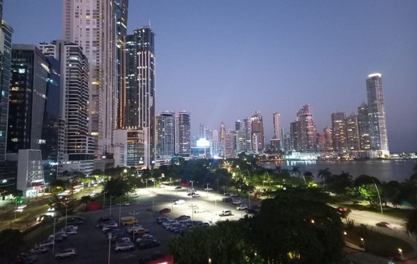 Vista nocturna de la Ciudad de Panamá, a la altura de la Cinta Costera. Foto: Archivo