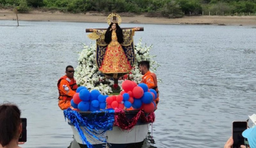 La imagen de la santa fue llevada en una procesión marítima desde Las Tablas al puerto de Mensabé. Foto: Thays Domínguez