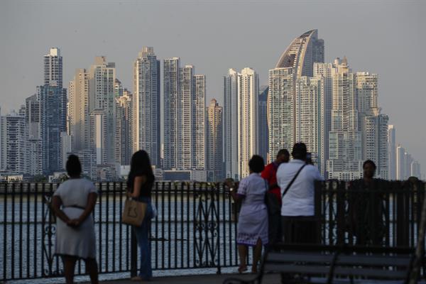  Turistas visitan el Casco Antiguo en Ciudad de Panamá.