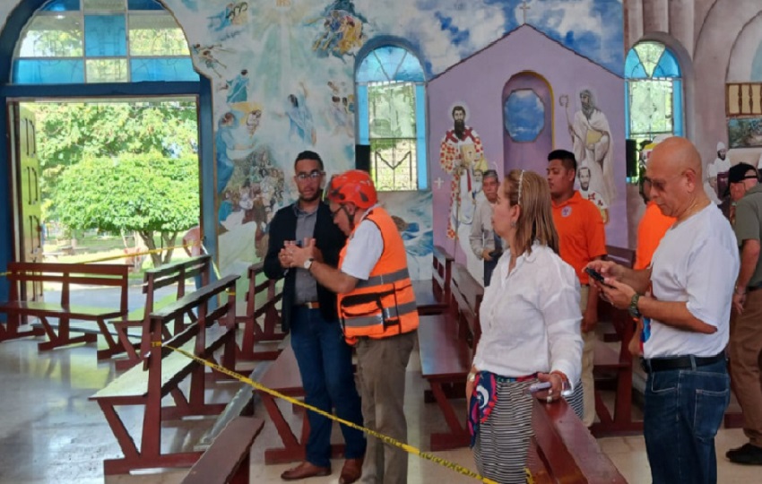 La Alcaldesa de Chiriquí y expertos del Sinaproc evaluaron la situación de la catedral. Foto. Sinaproc