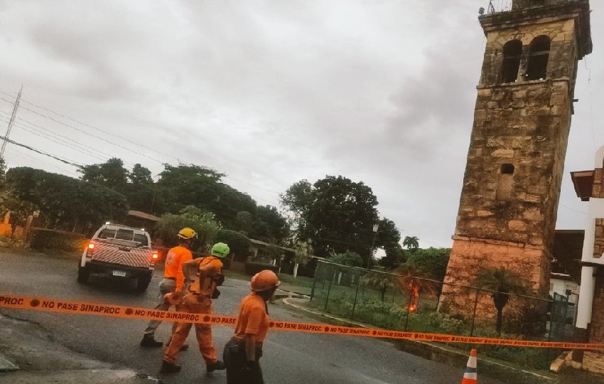 Las autoridades del Sinaproc acordonaron y cerraron las inmediaciones de la  Catedral de San José. Foto. Sinaproc