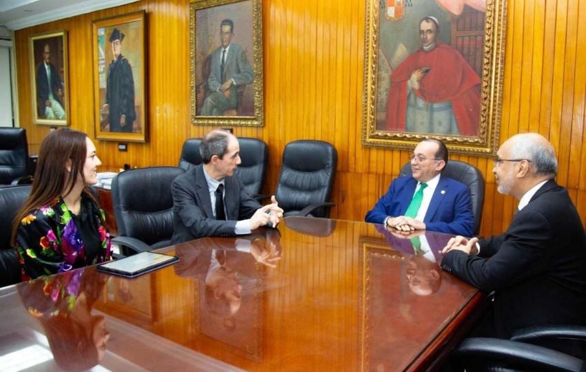  Reunión entre el viceministro del Mitradel, Gregorio Ordóñez y el rector de la UP, Eduardo Flores. Foto: Cortesía