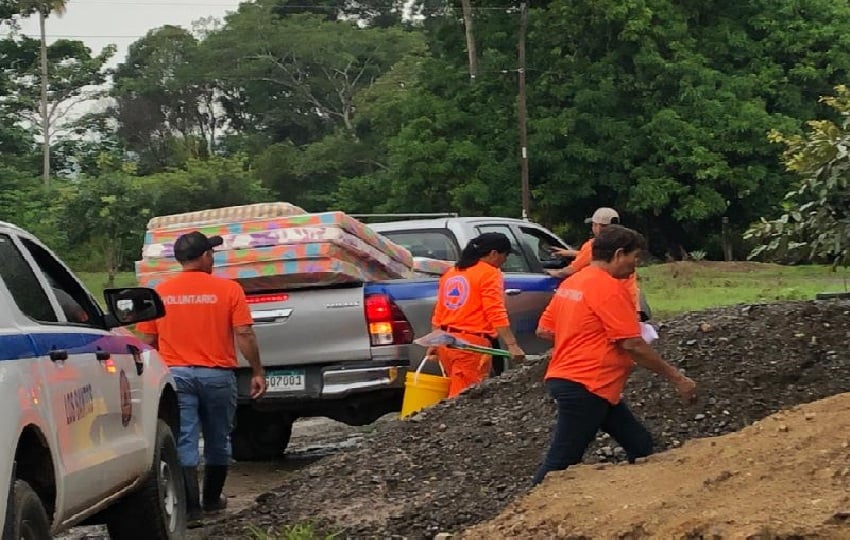 En el lugar, los moradores aún realizan labores de limpieza, tratando de eliminar los rastros de lodo y agua sucia que entró hasta sus hogares, y buscando artículos que puedan ser recuperados. Foto. Thays Domínguez