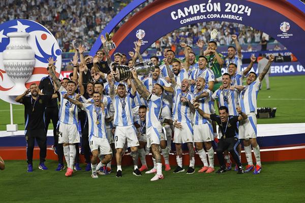 Jugadores de Colombia festejan el título de la Copa América 2024. Foto: EFE