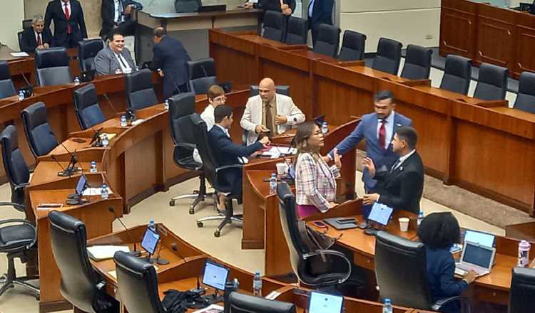 La sesión permanente no pudo continuar este lunes debido a las negociaciones que se sostenían entre las diferentes bancadas. Foto: Francisco Paz