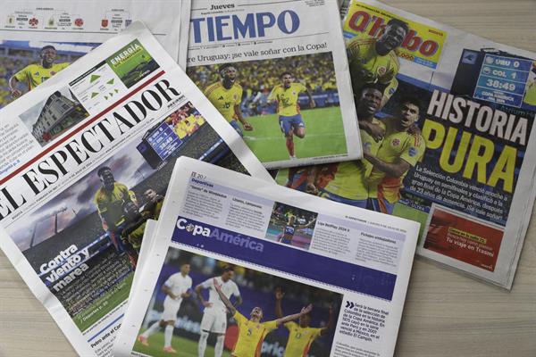 Periódicos colombianos que destacan a la selección colombiana de fútbol en Bogotá.