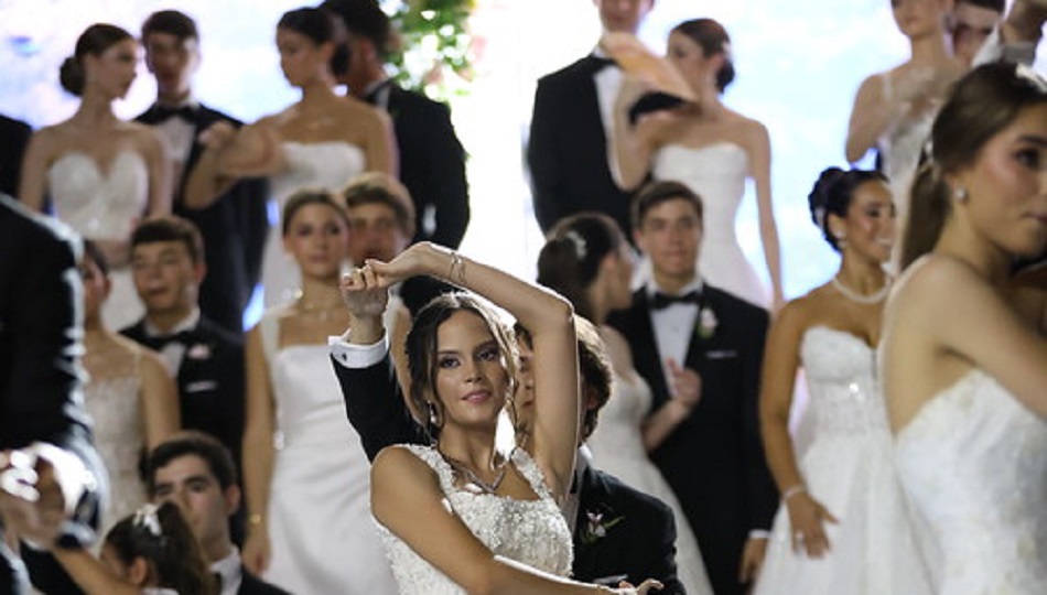  Coreografía de conjunto con debutantes y sus caballeros parejos acompañantes. Foto: Cortesía