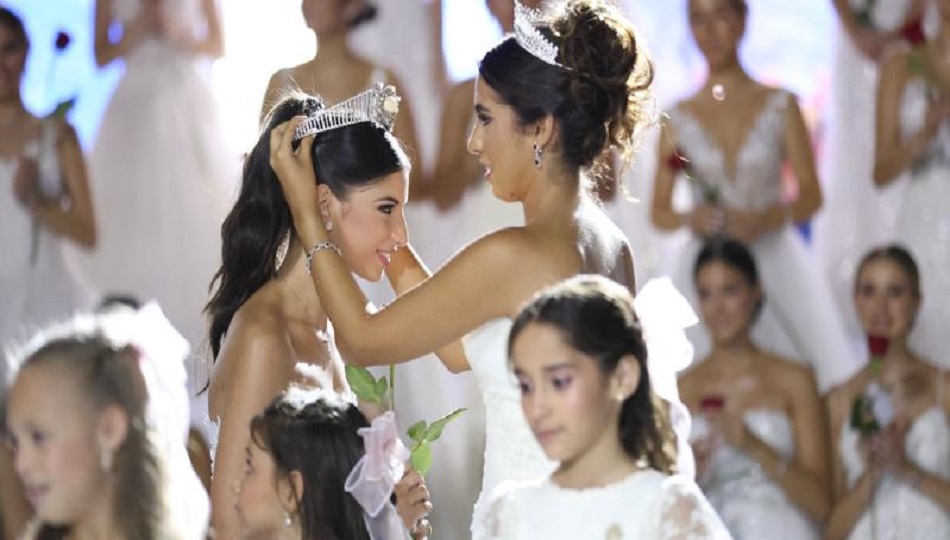 La Srta. Camila Isabel Fábrega, Reina Debutante 2023, corona a la  Srta. Paulina Leignadier.