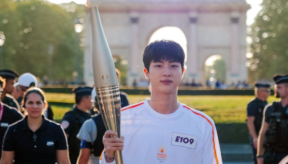 Jin en su recorrido por la Pirámide del Museo del Louvre. Foto: @paris2024