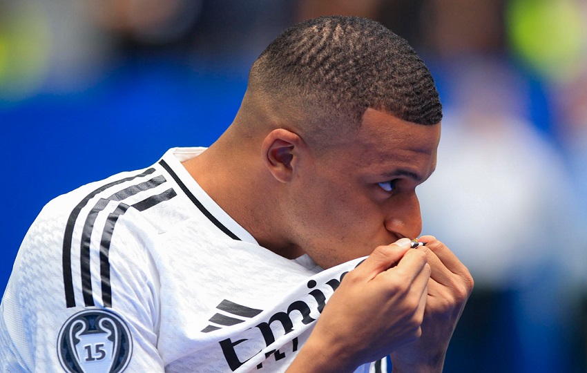 Kylian Mbappé besó en reiteradas ocasiones el escudo del Real Madrid. Foto: EFE