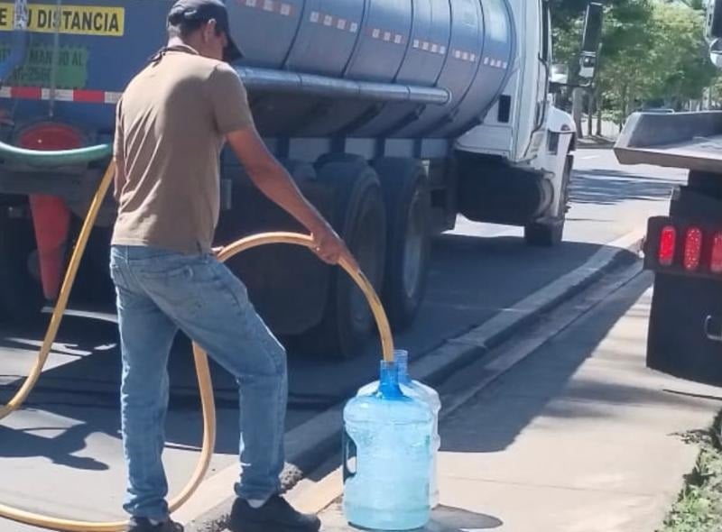 Se mantiene un operativo para llevar agua potable en camiones cisterna. Foto: Thays Domínguez.