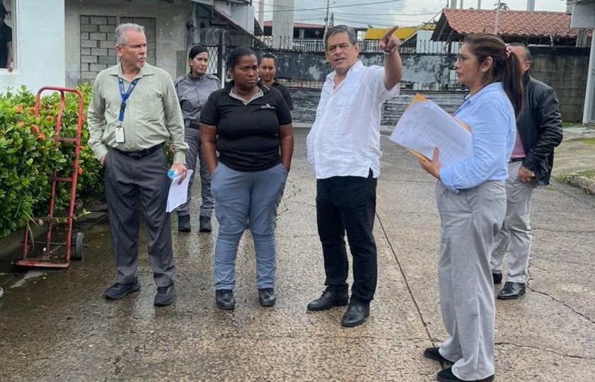 Recorrido de autoridades en el Cefere.