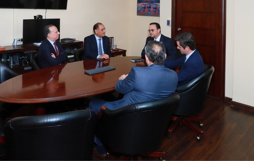   Reunión entre el presidente de Chiquita Brands, Carlos López con el ministro del MICI, Julio Moltó, y el viceministro de Comercio Exterior, Carlos Hoyos. Foto: Cortesía