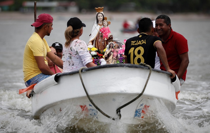 Pescadores participan de una procesión acuática de la Virgen del Carmen. Foto: EFE/Bienvenido Velasco