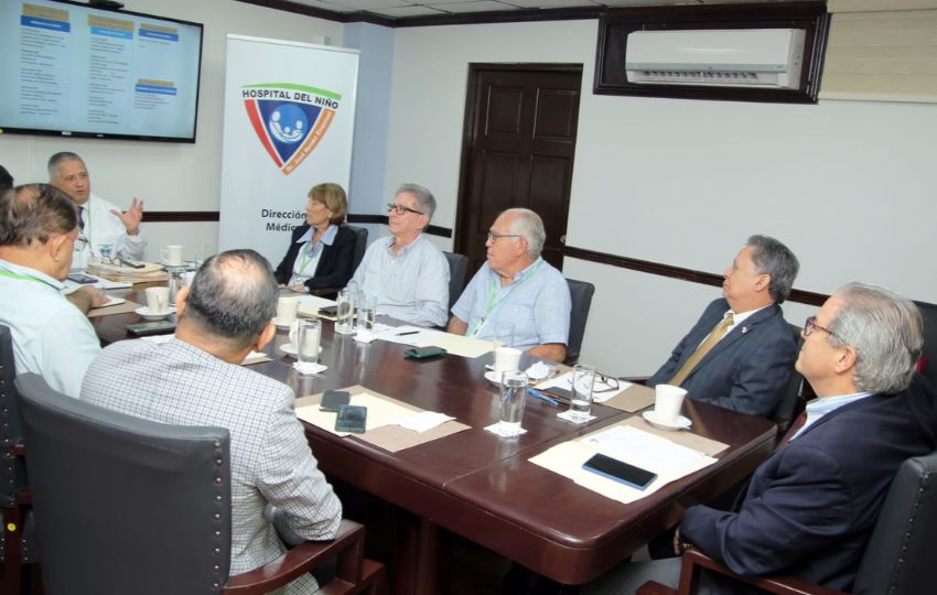 Reunión con la directiva del Hospital del Niño Dr. José Renán Esquivel. Foto: Cortesía