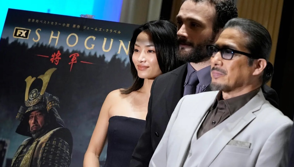 Los actores (d-i) Hiroyuki Sanada, Cosmo Jarvis and Anna Sawai, del reparto de la serie 'Shogun'. Foto:  EFE / Franck Robichon