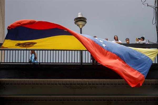 La bandera de Venezuela cuelga desde un puente en Guanare (Venezuela).