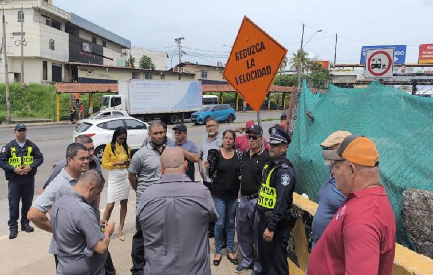 Los operativos de inversión de vías que se realizan y la imposición de multas a los conductores que transitan por los hombros de la carretera, también permiten mantener un control del tráfico.. Foto. Eric Montenegro