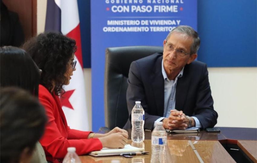  El ministro del Miviot, Jaime Jované, se reunión con la alcaldesa de San Miguelito, Irma Hernández. Foto: Cortesía