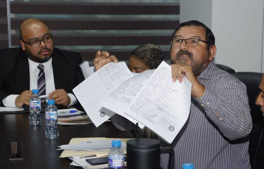 Los pacientes se reunieron con el director encargado de Contrataciones Públicas. Foto: Víctor Arosemena 