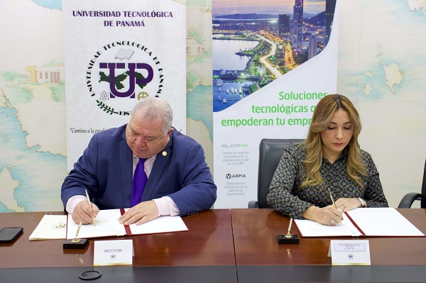 Omar Aizpurúa y Delia de Vega-Guhlin firman el acuerdo. Foto: Cortesía