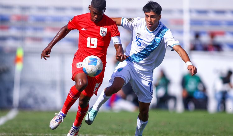 Rafael Mosquera de Panamá (19) es marcado por un jugador de Guatemala. Foto: Fepafut