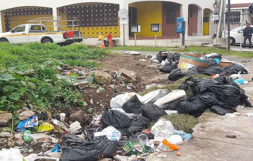 Basura sepultó parada de buses. Foto: Vivian Jiménez