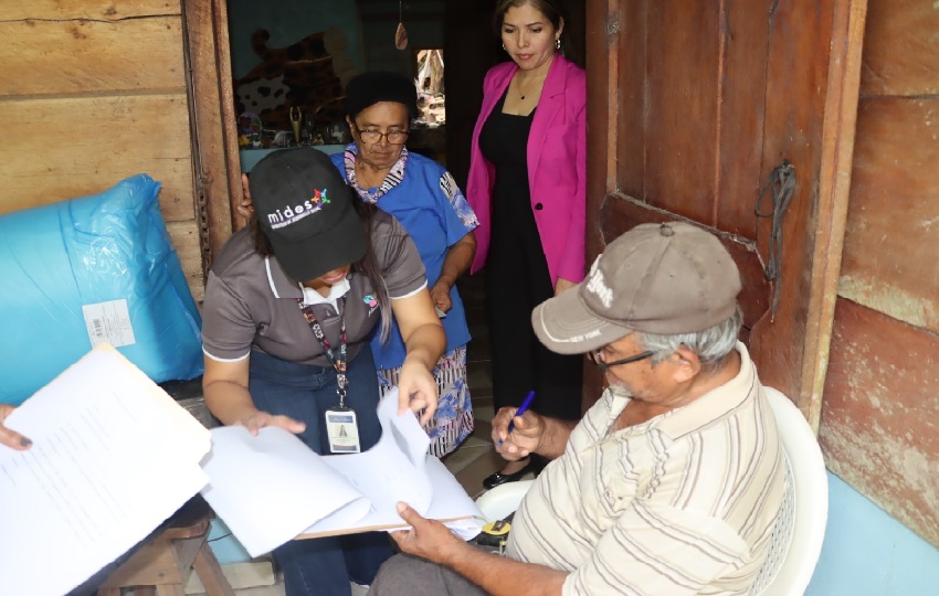 Los adultos mayores recibieron asistencia por parte de funcionarios del Mides en esta provincia. Foto: Cortesía. 